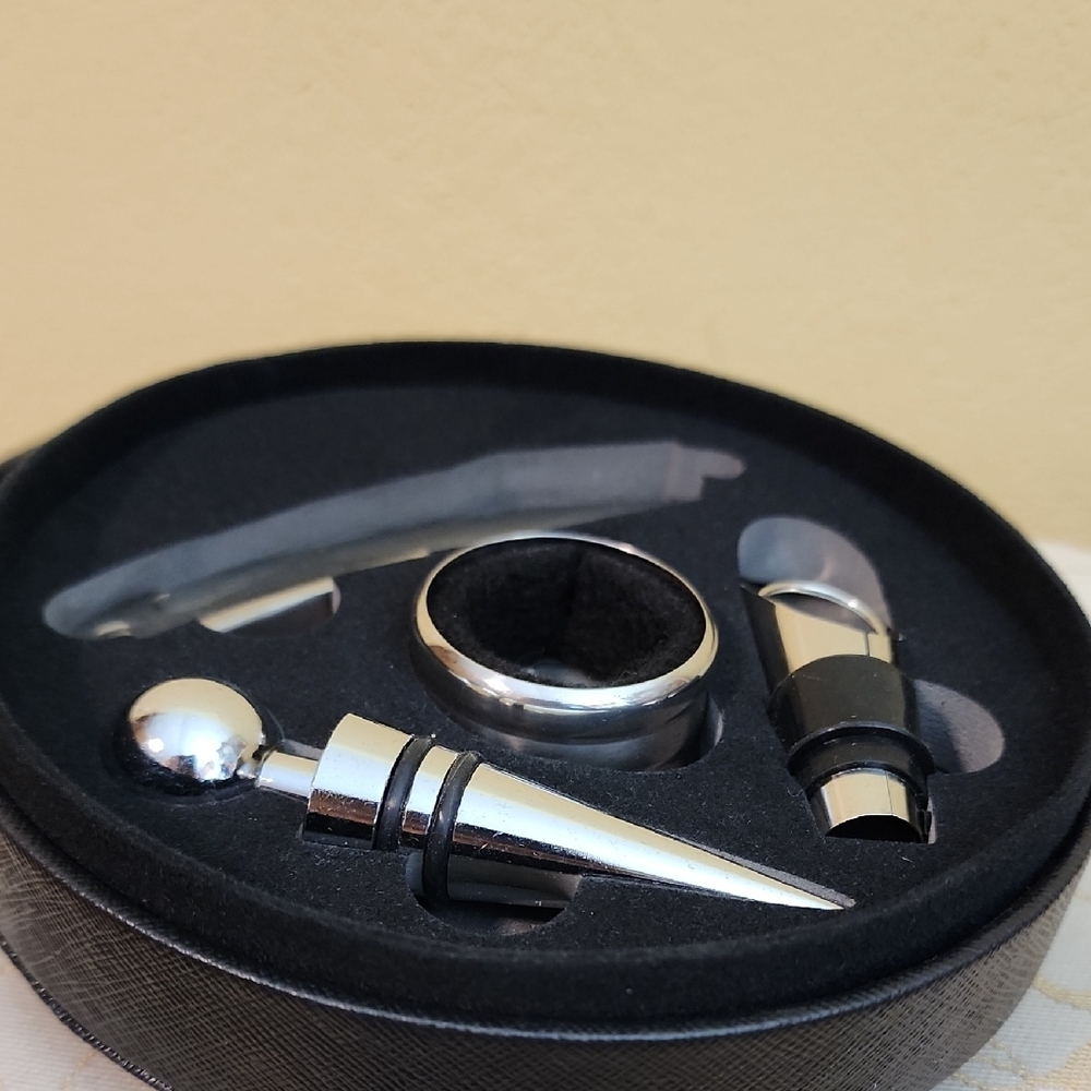 New In Box - Wine Accessory Set - Picture 3 of 6